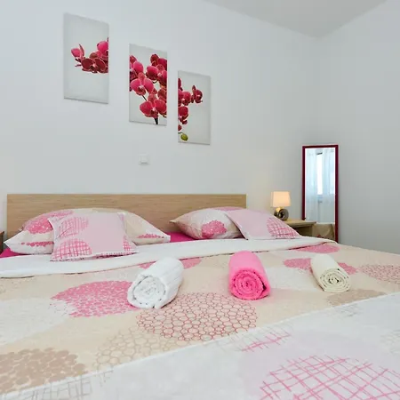 Appartement Fuer Fuenf Personen Im Ersten Stock By Interhome Vir