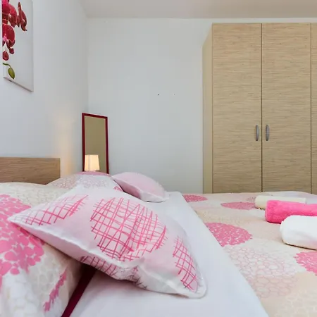 Fuer Fuenf Personen Im Ersten Stock By Interhome