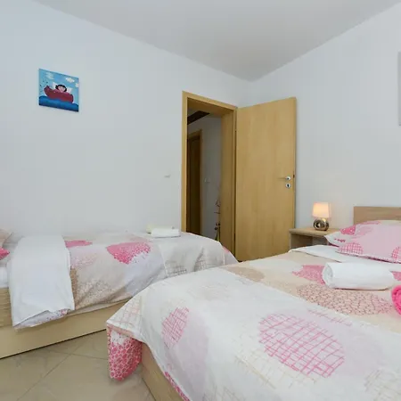 아파트 Fuer Fuenf Personen Im Ersten Stock By Interhome