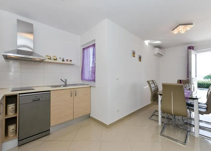 Appartement Fuer Fuenf Personen Im Ersten Stock By Interhome