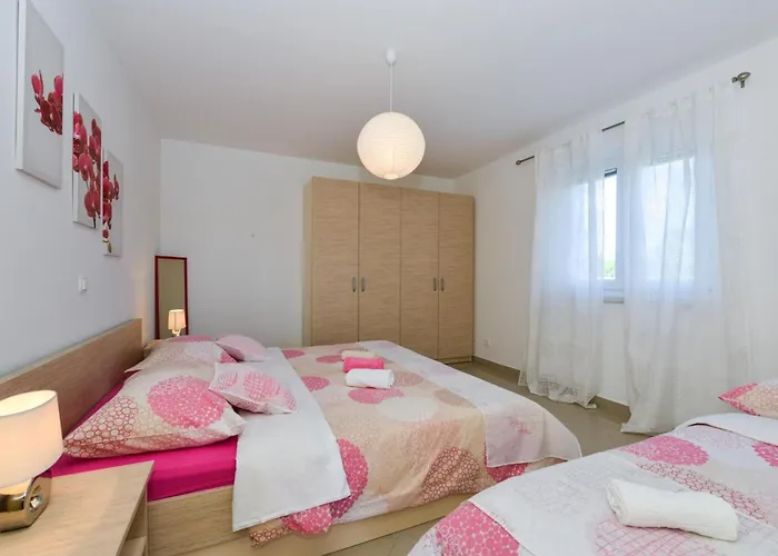 Appartement Fuer Fuenf Personen Im Ersten Stock By Interhome Vir