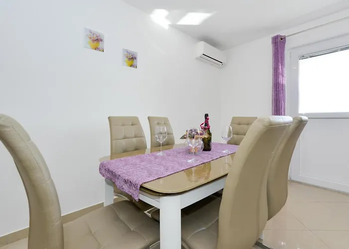Appartement Fuer Fuenf Personen Im Ersten Stock By Interhome *