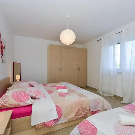 Apartment Fuer Fuenf Personen Im Ersten Stock By Interhome Vir