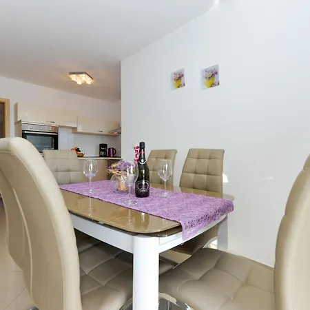 Fuer Fuenf Personen Im Ersten Stock By Interhome Apartment