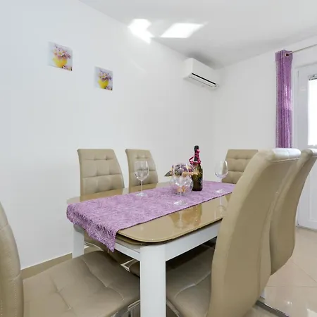 Apartment Fuer Fuenf Personen Im Ersten Stock By Interhome *