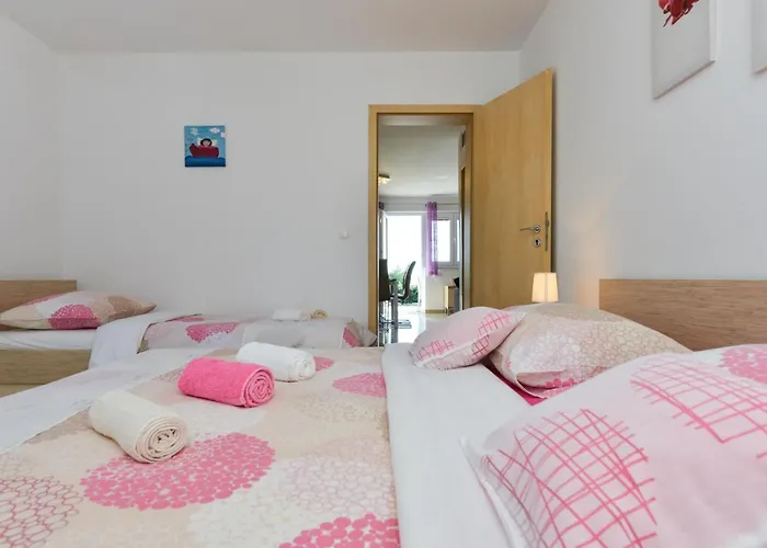 Fuer Fuenf Personen Im Ersten Stock By Interhome * Вир